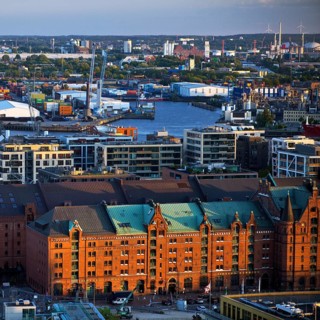 Stadtansicht von oben mit der Speicherstadt, der HafenCity und dem Hafen, Hamburg, Deutschland