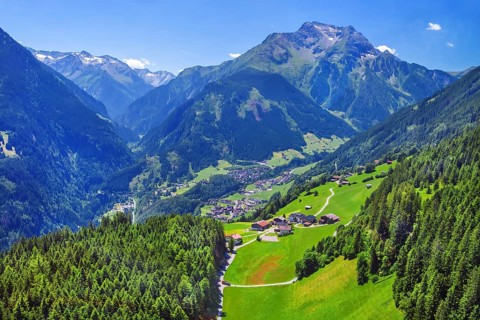 Mountain panorama with view of Finkenberg and the Grinberg peaks 2884m, Mayrhofen, Zillertal,