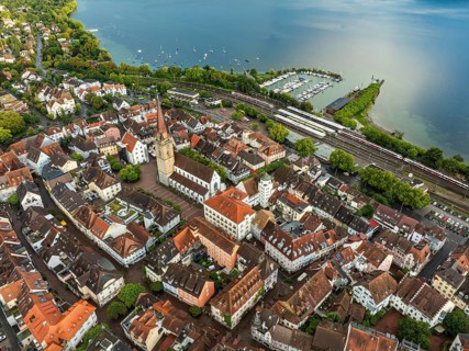 Luftbild von der Stadt Radolfzell am Bodensee mit der historischen Altstadt, dem Radolfzeller