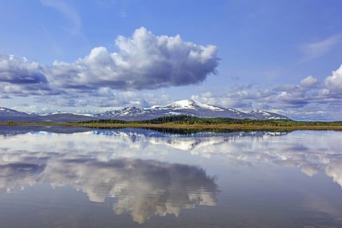 Mountain peak Storsnasen in the Snasahögarna mountain range reflected in Lake Ånnsjön, Jämtland