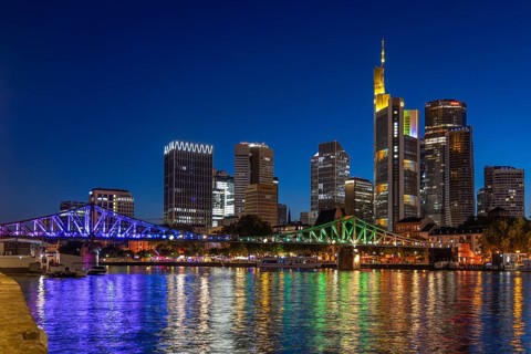 Frankfurt sets an example: The Eiserner Steg will shine in rainbow colours for Christopher Street