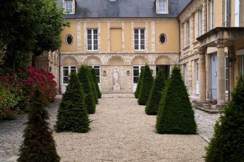 View into the courtyard of the Hotel Tardif, old town, Bayeux, Normandy, Calvados, France