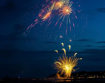 A brilliantly radiant, atmospheric firework display for the Heligoland island festival in red and