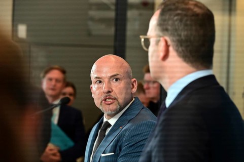 On the right, the chairman of the CDU/CSU parliamentary group, Jens Spahn (CDU), and his deputy