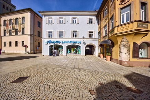 Sanitätshaus Hermann Pohlig, square, cobblestones, historic building, facade, windows, doors, blue