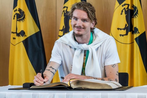 Nick Woltemade signing the Golden Book of the City of Stuttgart. Reception organised by the state
