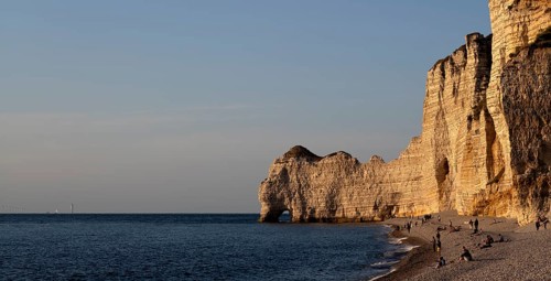 People on the beach, pebble beach, rock arch Falaise or Porte d'Amont, Étretat, sea, steep coast,