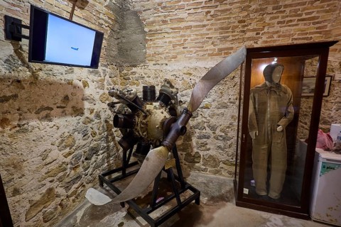 Exhibition with a large propeller engine next to a pilot's suit, War Museum, Military Museum,