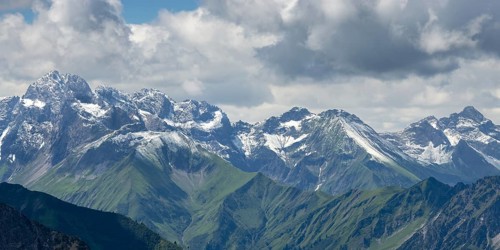 Mountain panorama after snowfall in July from the Zeigersattel on the Nebelhorn, 2224m, to the