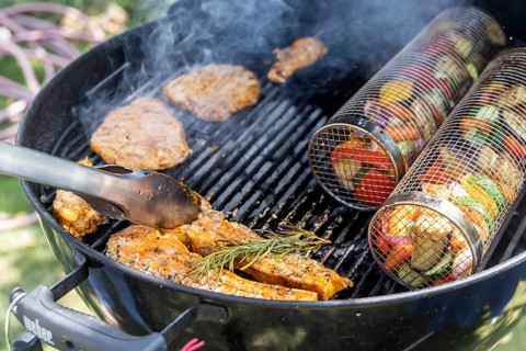 Barbecue in the garden. Meat and vegetables, vegetarian and vegan, are served on the kettle grill.