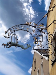 Nose sign Gasthaus Zum Walfisch, figure of Jonas and the whale, Unter den Schwibbögen 21,