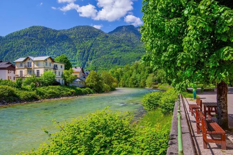 Riverside promenade on the Traun, Bad Ischl, Trauntal, Salzkammergut, Upper Austria, Austria
