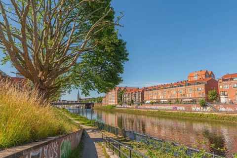 View from Alte Neustadt across the Weser to the Teerhof peninsula, brick architecture, hiking