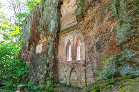 On the porphyry nature trail over the Rochlitzer Berg, so-called hermitage in the Seidelbruch,