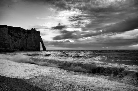 Surf in front of rock arch Falaise or Porte d'Aval, Étretat, sea, clouds, steep coast, cliffs,