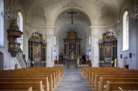 Innenaufnahme, Langhaus, Kanzel, Chorraum, Altar der 2025 renovierte Pfarrkirche St. Stephan,