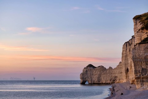 People on the beach, pebble beach, rock arch Falaise or Porte d'Amont, Étretat, sea, steep coast,