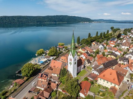 Luftbild von der Ortschaft Sipplingen am Bodensee bei sommerlicher Vegetation, gegenüber der