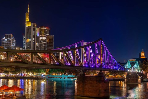 Frankfurt sets an example: The Eiserner Steg will shine in rainbow colours for Christopher Street
