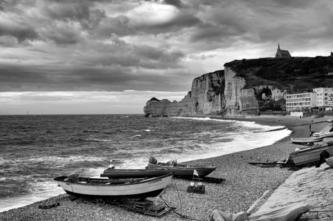 Boats lying on the beach, pebble beach, rock arch Falaise or Porte d'Amont, church Chapelle Notre