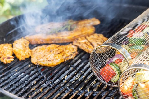 Barbecue in the garden. Meat and vegetables, vegetarian and vegan, are served on the kettle grill.