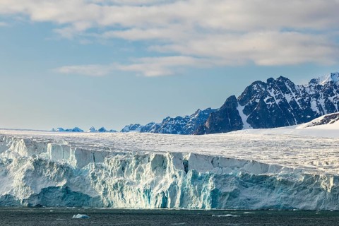 Glacier tongue, ice, edge in front of mountain peak, sea, Lillienhöökbreen, Spitsbergen, Svalbard