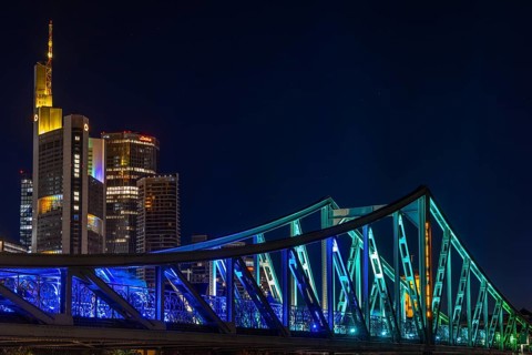 Frankfurt sets an example: The Eiserner Steg will shine in rainbow colours for Christopher Street