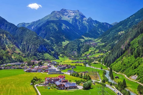 Mountain panorama with view of Finkenberg and the Grinberg peaks 2884m, Mayrhofen, Zillertal,