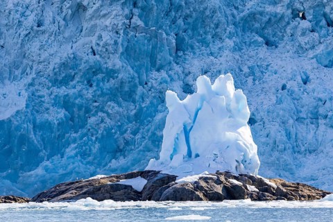 Glacier tongue, block of ice on rock in front of a break-off edge, sea, Fugelfjorden, Spitsbergen,