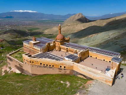 Large fortress in a mountainous landscape with a dome and expansive views, aerial view, Ishak Pasha