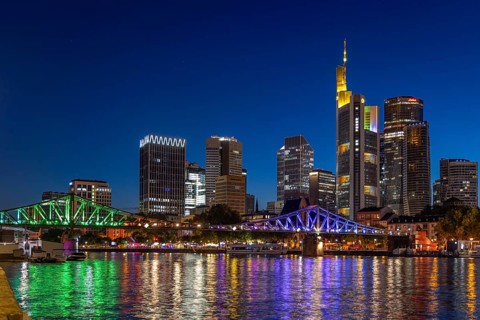 Frankfurt sets an example: The Eiserner Steg will shine in rainbow colours for Christopher Street