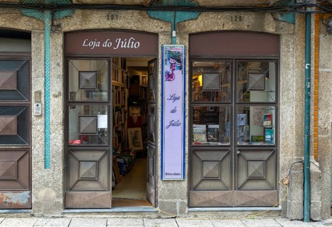 Door and shop window of Loja do Julio secondhand bookshop, Guimaraes, Portugal