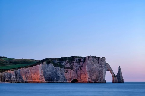 Rock arch Falaise or Porte d'Aval and rock needle Aiguille, illuminated, illuminated, Étretat, sea,