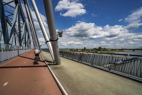 Ride over the Snelbinder Brug bicycle and pedestrian bridge, over the river Waal near Nijmegen, was
