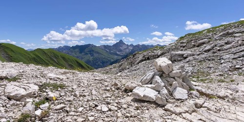 Cairn, trail marker, Koblat-Höhenweg on the Nebelhorn, behind it the Hochvogel, 2592m, Allgäu Alps,