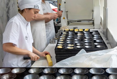 Making Pastel de Nata cakes, Manteigaria coffee house cafe, Bolhao, city of Porto, Portugal