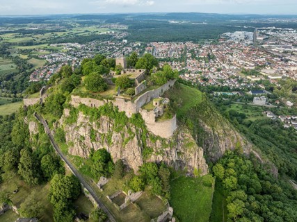 Luftbild vom Vulkankegel Hohentwiel mit Deutschlands größter Festungsruine, dahinter die Stadt