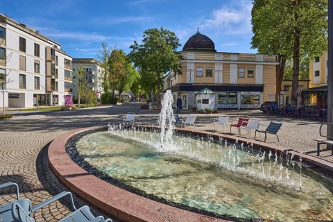Wisbacherbrunnen, fountain, pedestrian zone, general architecture, cobblestones, public chairs,