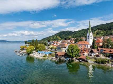Luftbild von der Ortschaft Sipplingen am Bodensee bei sommerlicher Vegetation, gegenüber der