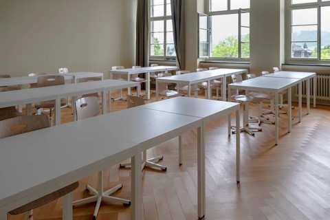 Symbolic photo of an empty classroom