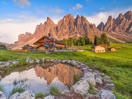 Geisleralm with Geisler group and alpenglow, reflection, Dolomites, Santa Magdalena, South Tyrol,