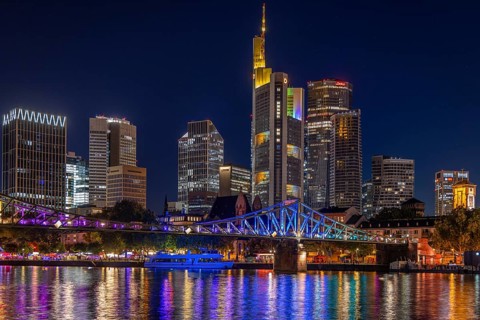 Frankfurt sets an example: The Eiserner Steg will shine in rainbow colours for Christopher Street