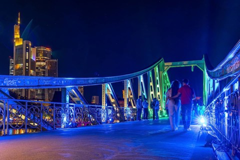 Frankfurt sets an example: The Eiserner Steg will shine in rainbow colours for Christopher Street