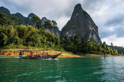 Lake with jungle and rainforest and steep mountains, Cheow Lan Lake, Khao Sok National Park, Phang