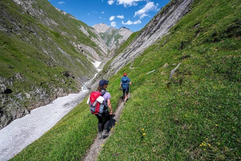 Two mountaineers on a hiking trail in Dabertal, Lasörling Höhenweg, Lasörlinggruppe, Hohe Tauern