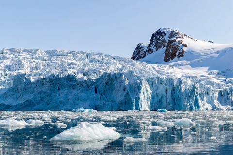 Glacier tongue, ice in front of a break-off edge, mountain peak, sea, Fugelfjorden, Spitsbergen,