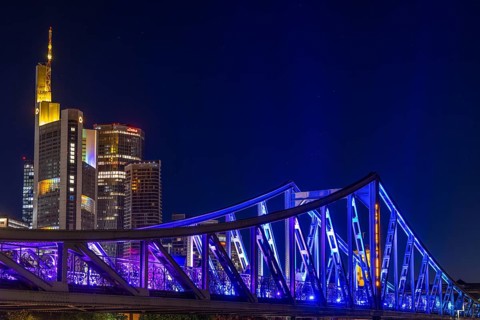 Frankfurt sets an example: The Eiserner Steg will shine in rainbow colours for Christopher Street