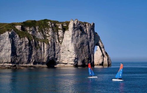 Sailing school, sailing boats, rock arch Falaise or Porte d'Aval, Étretat, sea, steep coast,