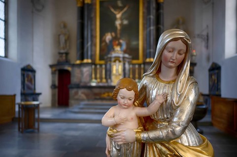 Innenaufnahme, Statue Maria und Jesus, Chorraum, Altar der 2025 renovierten Pfarrkirche St.