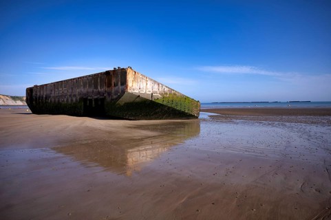 Phoenix Caissons, concrete boxes, caissons, were used in the sea as breakwaters and to form an